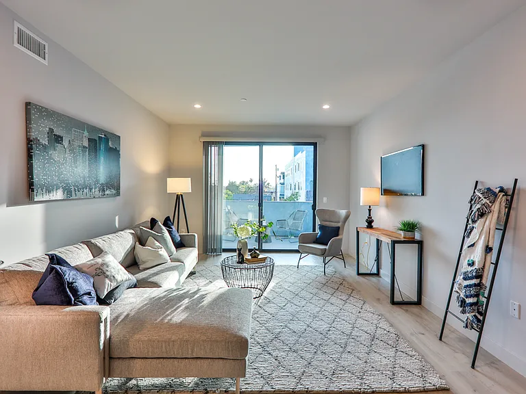 900 N Wilcox Ave #105 — Photo 4