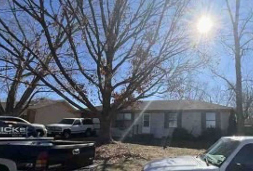 2nd image of 1100 E Parkview St
