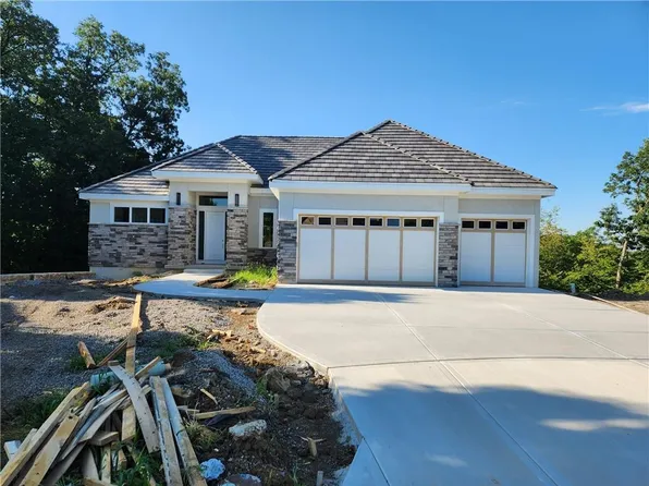 6029 Southlake Dr, Parkville, MO 64152