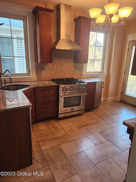 5th image of 85 Manning Boulevard