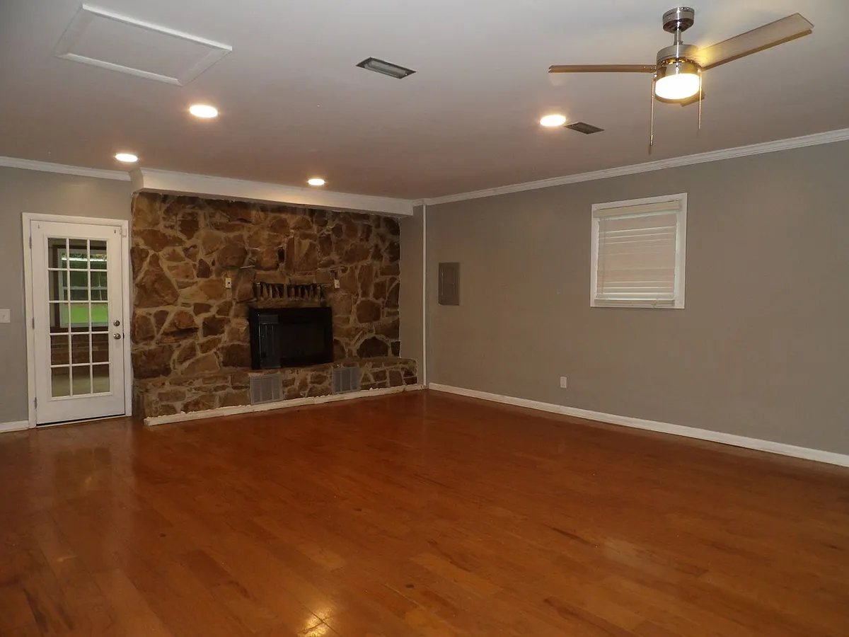 Building Photo - 220 Yellowleaf Dr