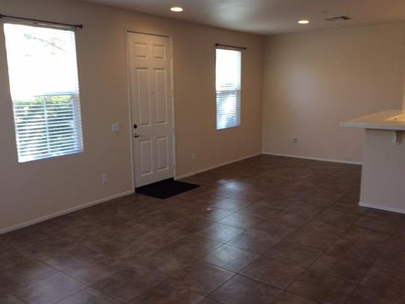 Entrance to Living rm & dining area
