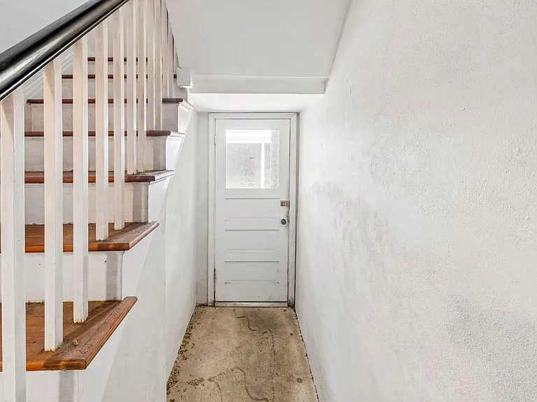 1037 Riviera St — Photo 52