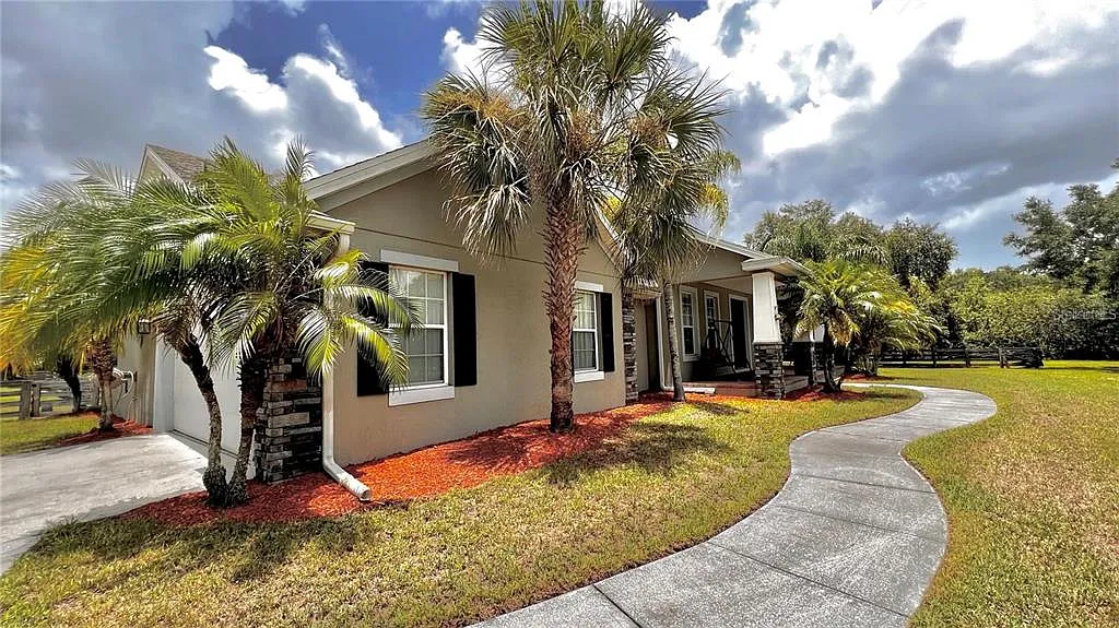 3 bed, 2.0 bath, 1932 sqft, $4,400 — Photo 2