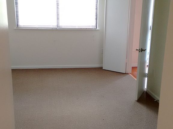 Den/convertible to 3rd bedroom