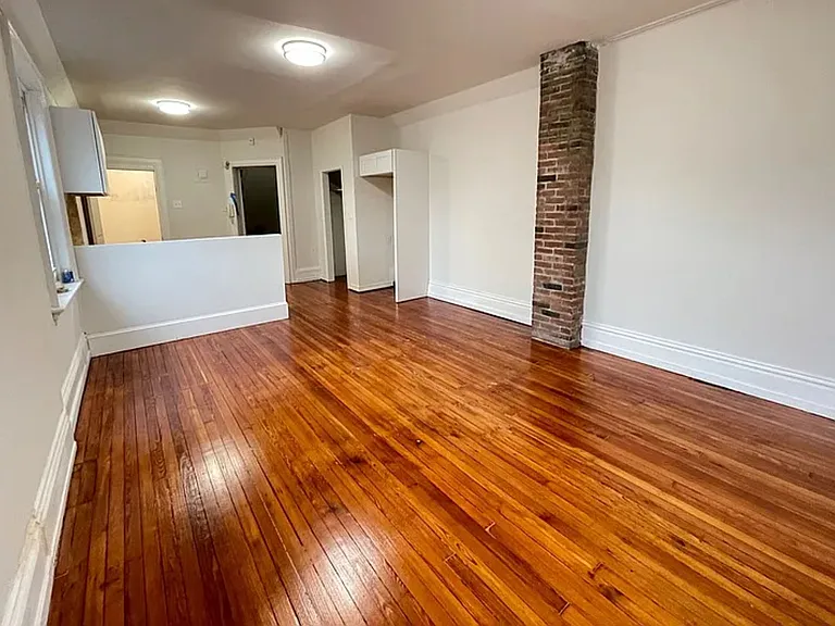 2037 Spring Garden St #3RR — Photo 2
