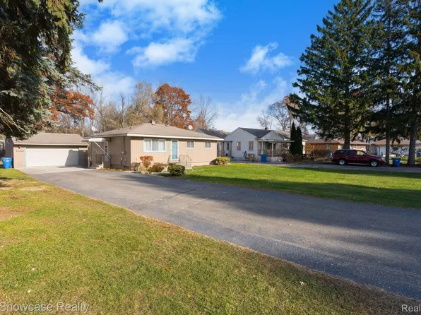 3904 Lotus Dr, Waterford, MI 48329