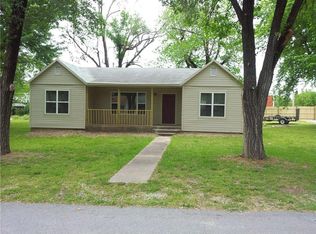 209 3rd Ave SE, Gravette, AR 72736
