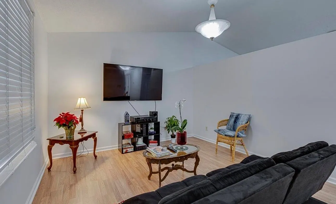 3 bed, 1.5 bath, 1005 sqft, $2,200 — Photo 4