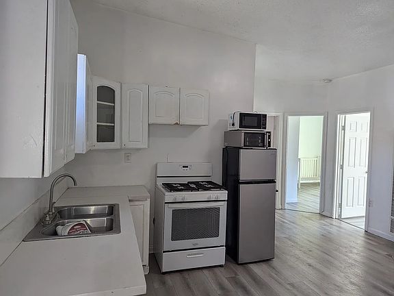 5th image of 635 E Broadway