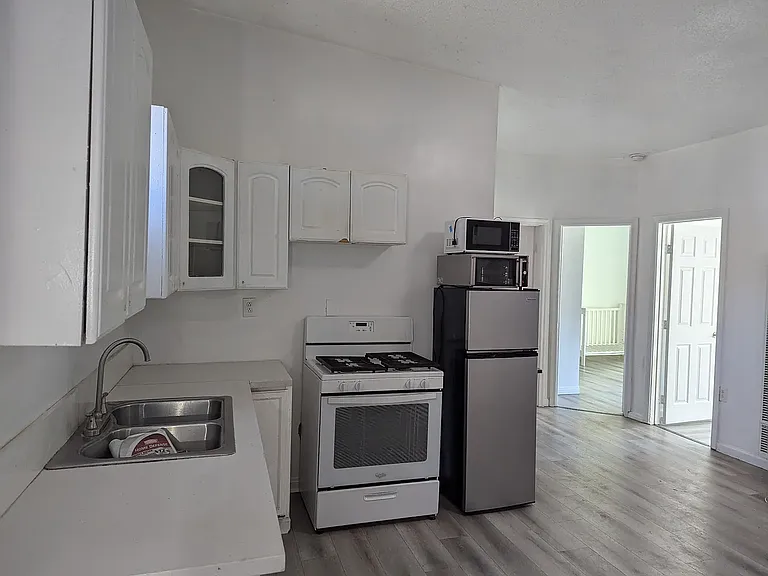 635 E Broadway — Photo 5