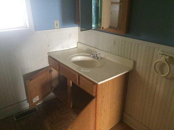 4th image of 901 Fairview Ave