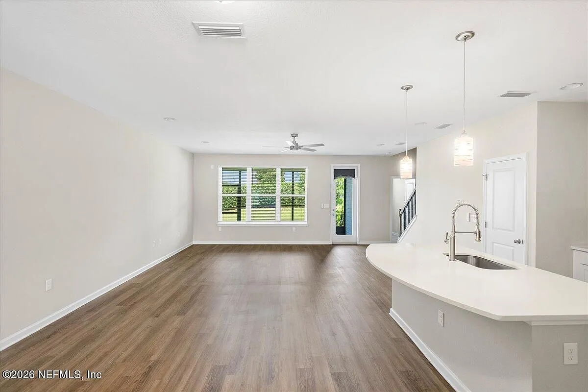 3 bed, 3.0 bath, 2081 sqft, $2,600 — Photo 3