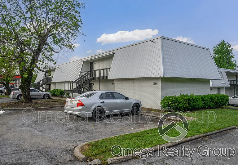 Camelot Apartments — Photo 8