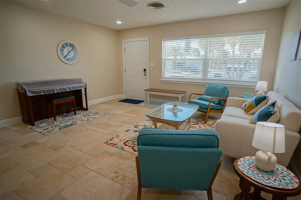 3 bed, 3.0 bath, 2056 sqft, $6,000 — Photo 4
