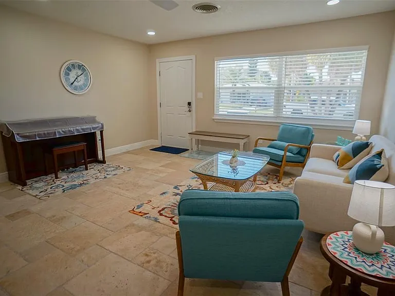 929 Lantana Ave — Photo 4