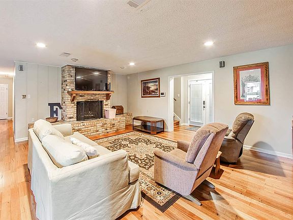 2nd image of 103 E Killarney Dr