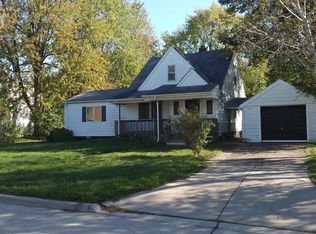 1742 Cardwell St, Garden City, MI