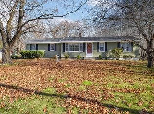 6 Old Field Dr, North Smithfield, RI 02896