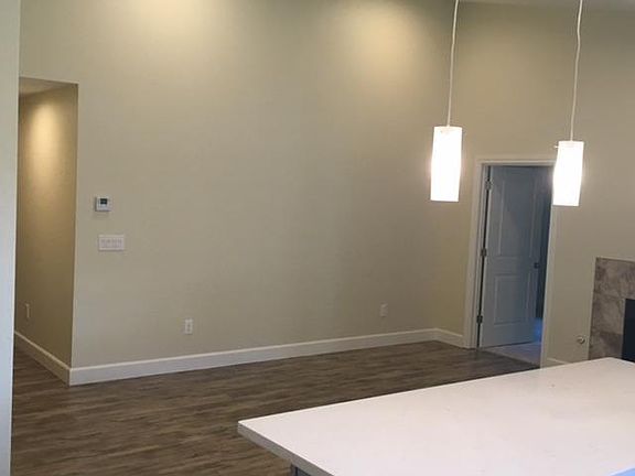 5th image of 296 Emerald Oak Dr