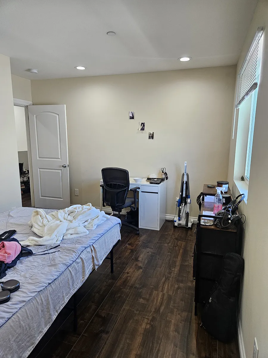 Building Photo - 3519 S Budlong Ave #3519