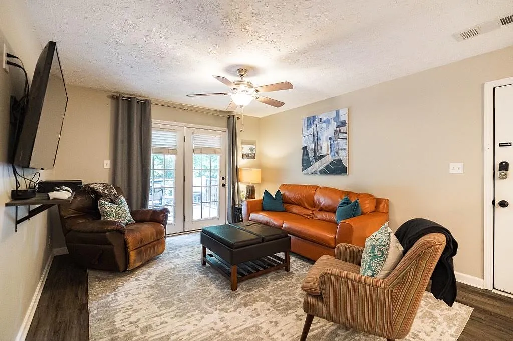 3 bed, 1152 sqft, $1,600 — Photo 2