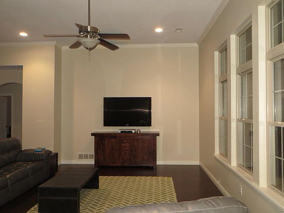 5th image of 220 Country Club Dr