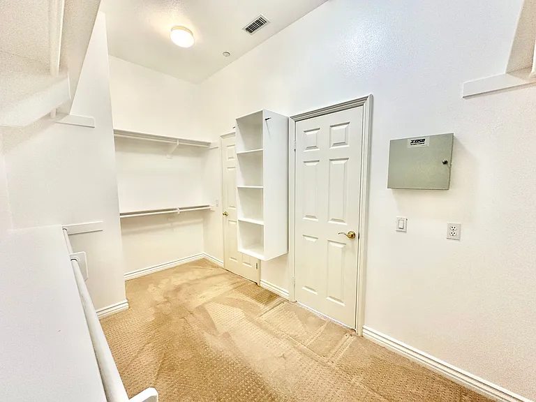 933 Highland Park — Photo 45