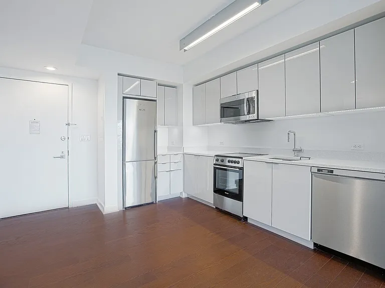 400 W 113th St #430 — Photo 8