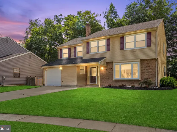 8 Fairhill Ct, Marlton, NJ 08053