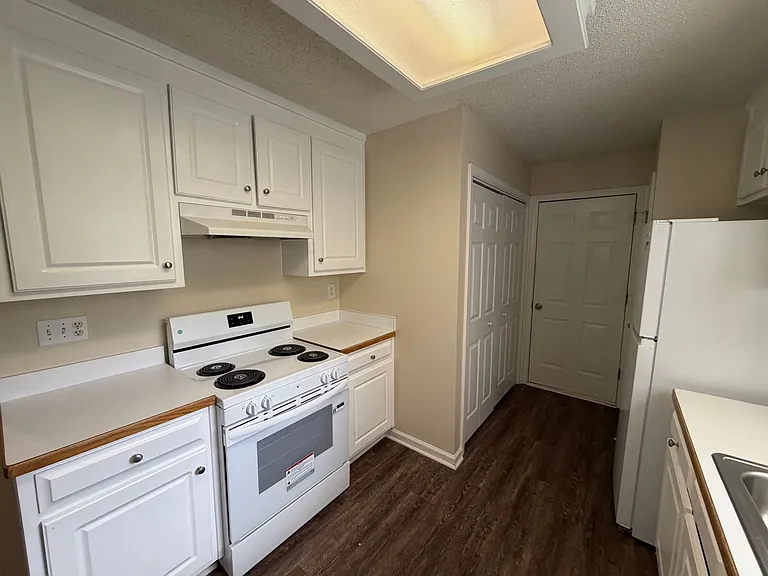 211 Ravenwood Ct — Photo 8