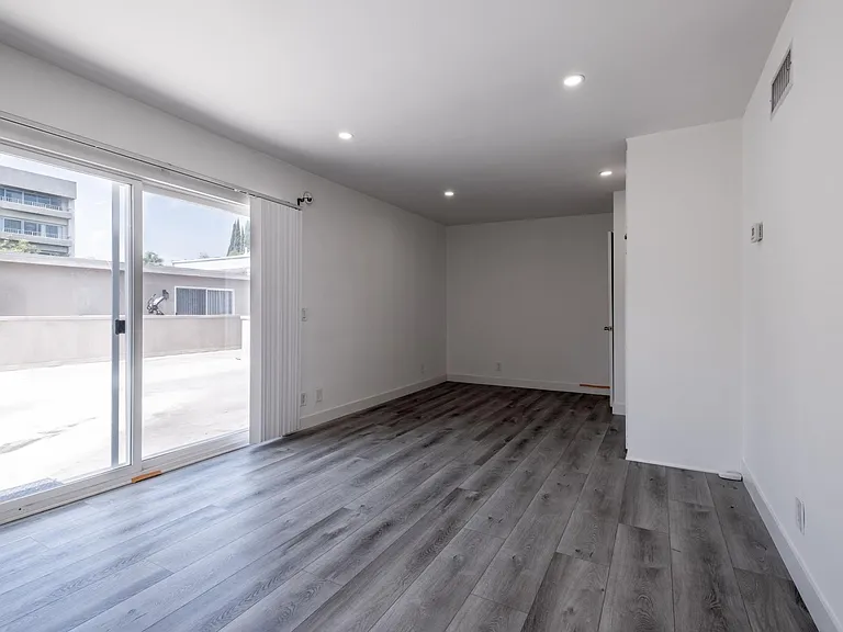 340 N Palm Dr #7 — Photo 17