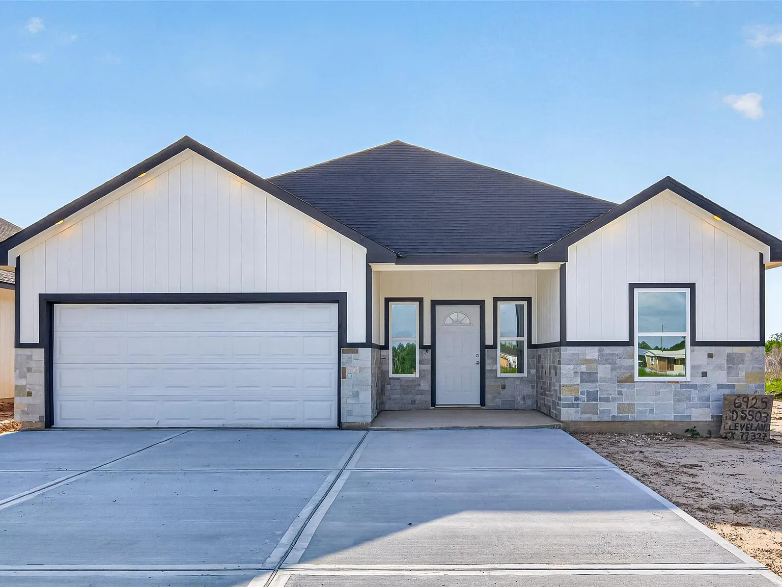 4 bed, 3.0 bath, 2400 sqft, $2,400 — Photo 1