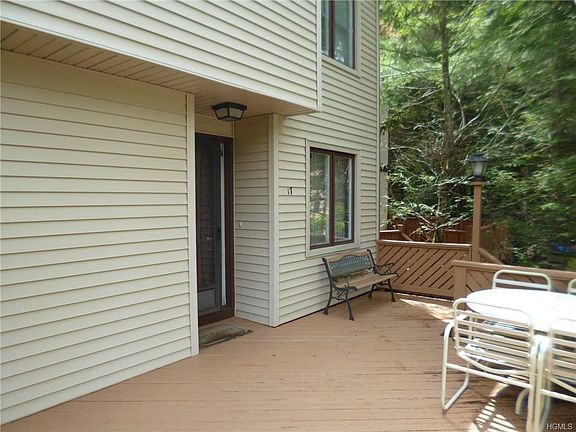 2nd image of 17 Lakeview Ct