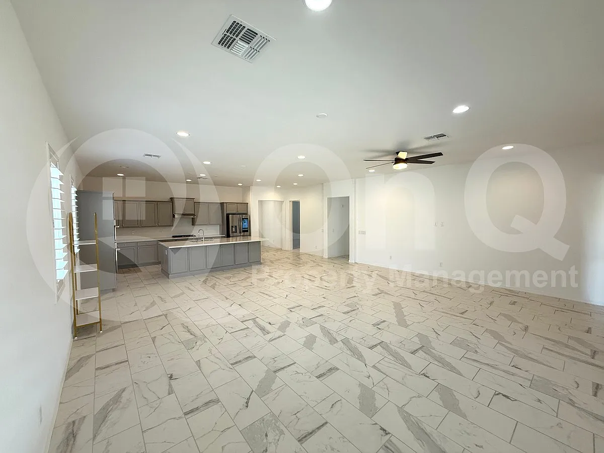 4 bed, 3.0 bath, 2810 sqft, $2,595 — Photo 4