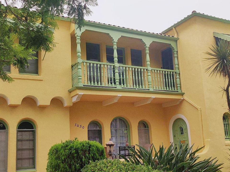 3 BEDROOMS 2 BATH UPSTAIRS DUPLEX FOR LEASE. COMES WITH 2 PARKING SPACES.