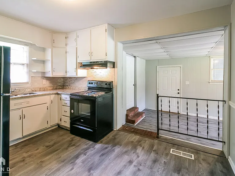 6220 Leslie Dr — Photo 5