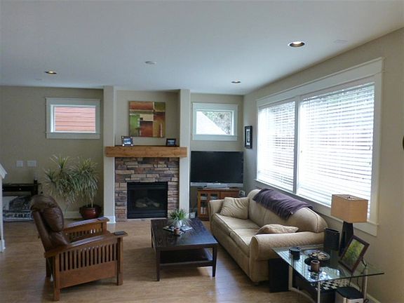 Bright Great Rm w/ Wood floors