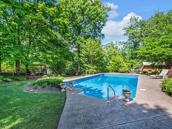 3rd image of 1097 Cambridge Ln