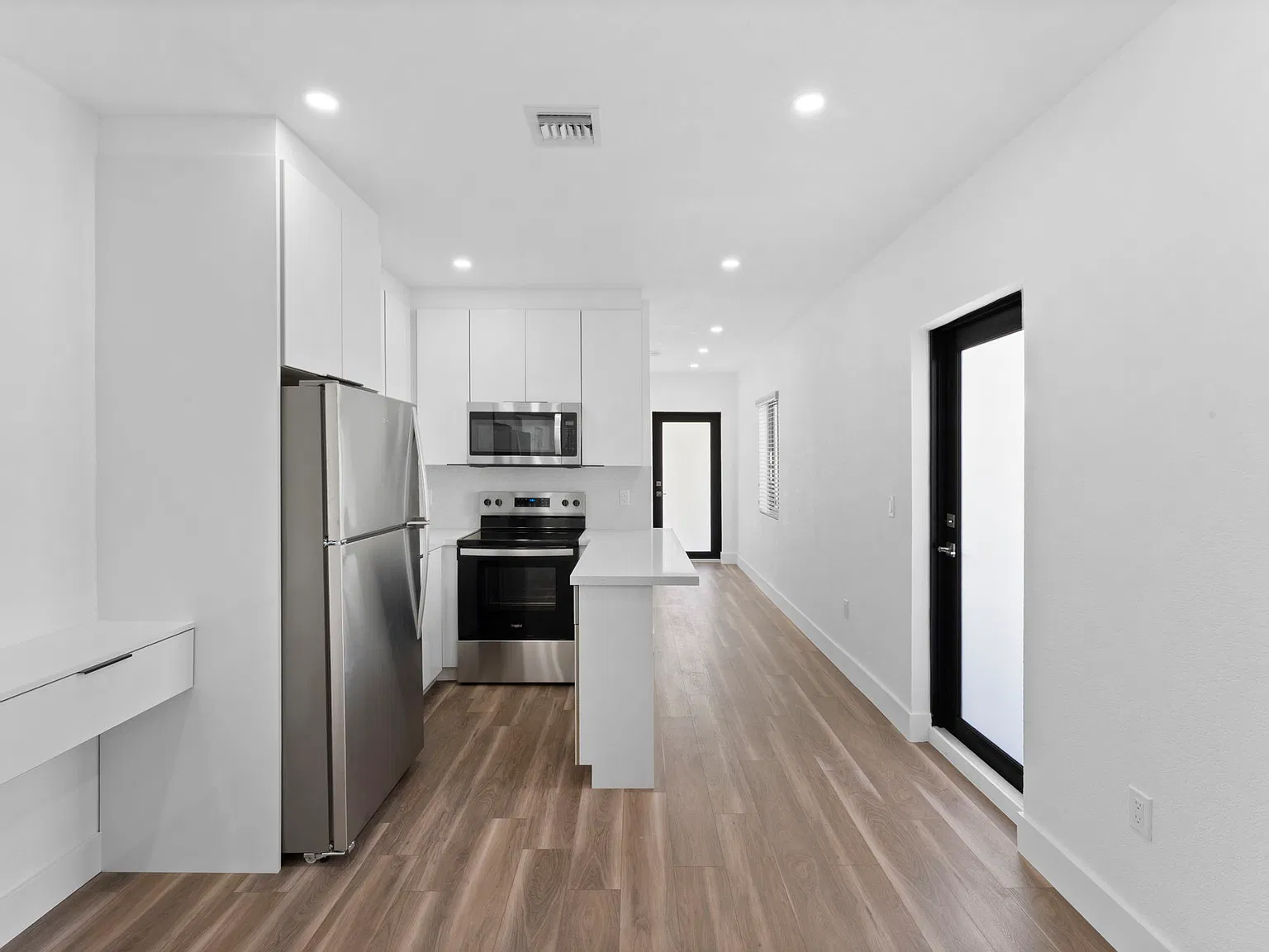 2 bed, 840 sqft, $3,000 — Photo 2