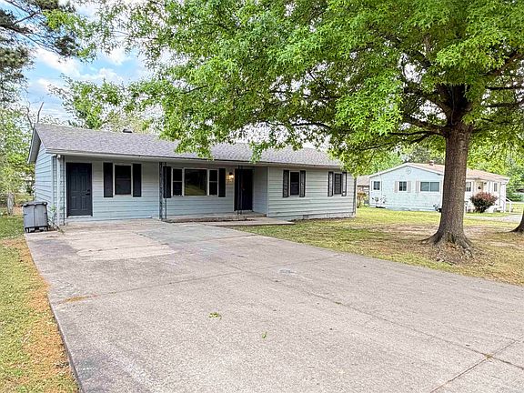 3rd image of 304 N Pecan St