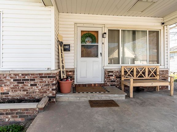 4th image of 1202 Davis Ave