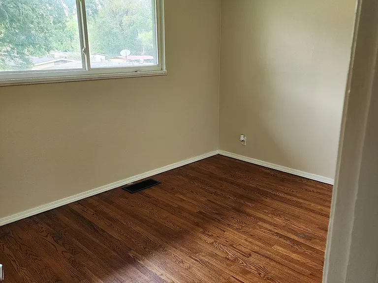 10201 Dacey Dr — Photo 2