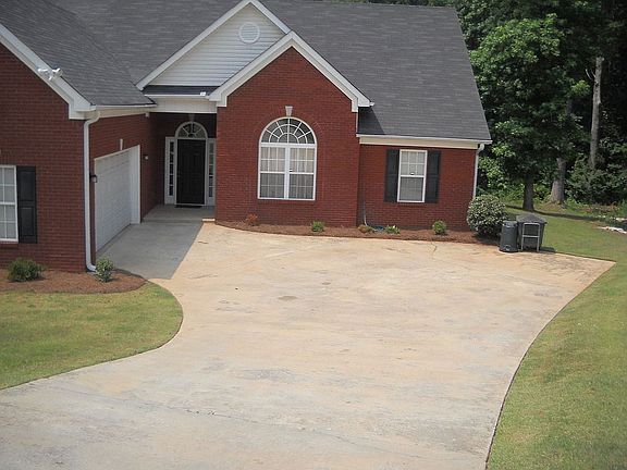 Private Courtyard w 2 Car Gar