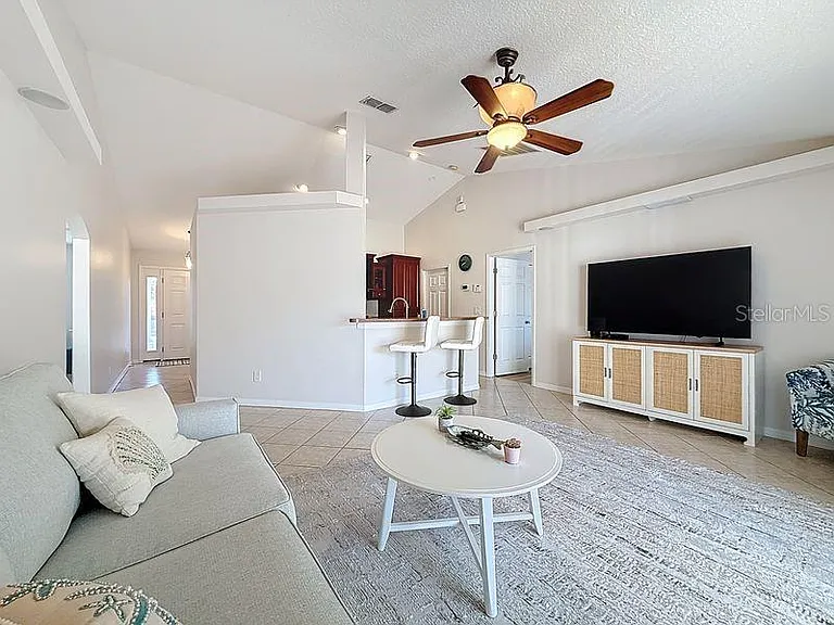 2402 Dryer Ave — Photo 13