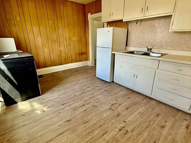 241 N Hayes Ave — Photo 5