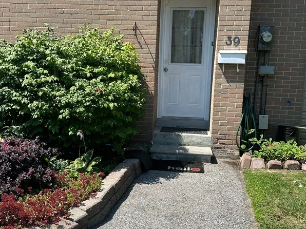 1235 Radom St #39, Pickering, ON L1W 1J3