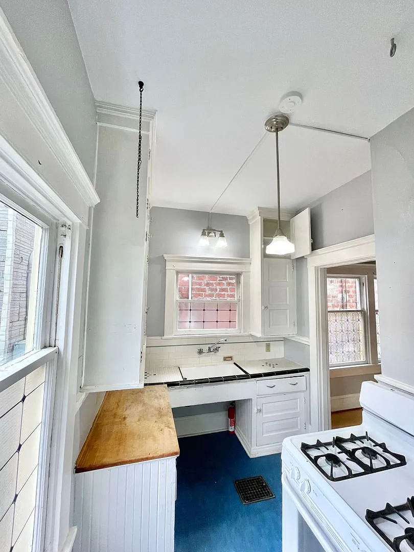 Lovely 1+ Bedroom Apt in Old-Portland Building off of Hawthorne — Photo 1