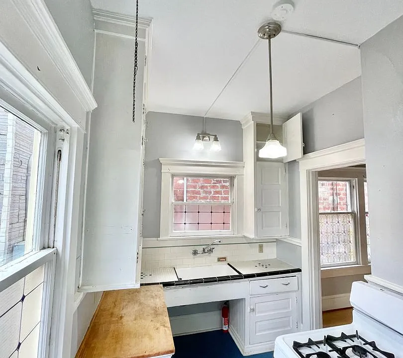 Lovely 1+ Bedroom Apt in Old-Portland Building off of Hawthorne
