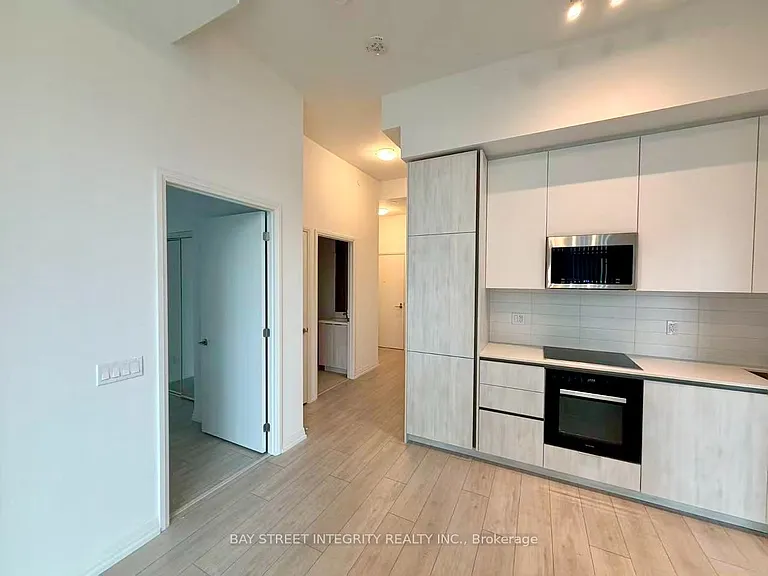 400 King St W #922 — Photo 4